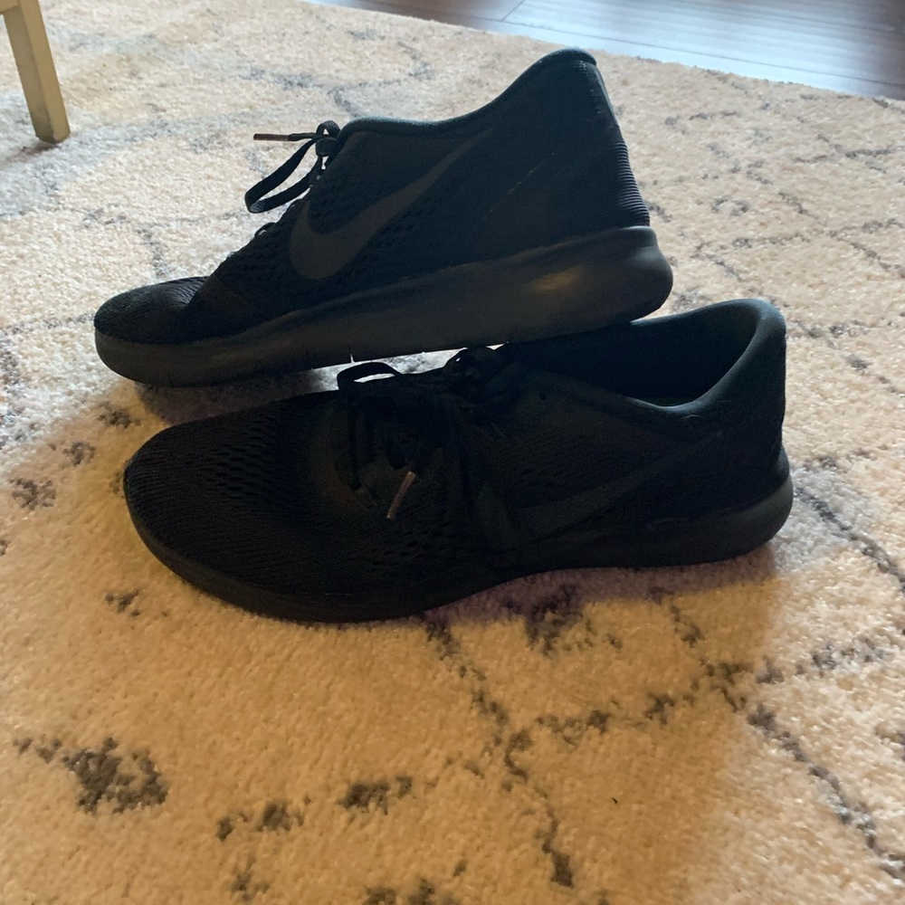 all black nike free runs